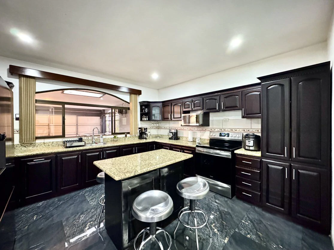 Residencial Los Crotos: Spacious 100% Concrete Home for Sale San Pablo de Heredia - Gallery image 7