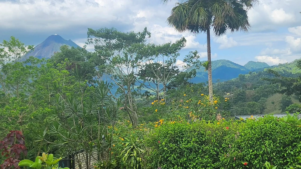 2 Bedroom home with lake and volcano view - photo 6