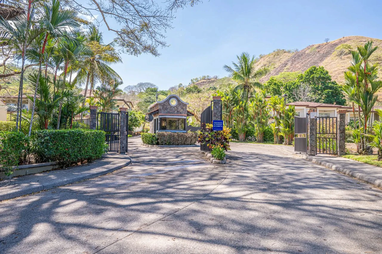 Peaceful and Secure 3BR Condo with Private Pool in Las Lomas - Gallery image 4