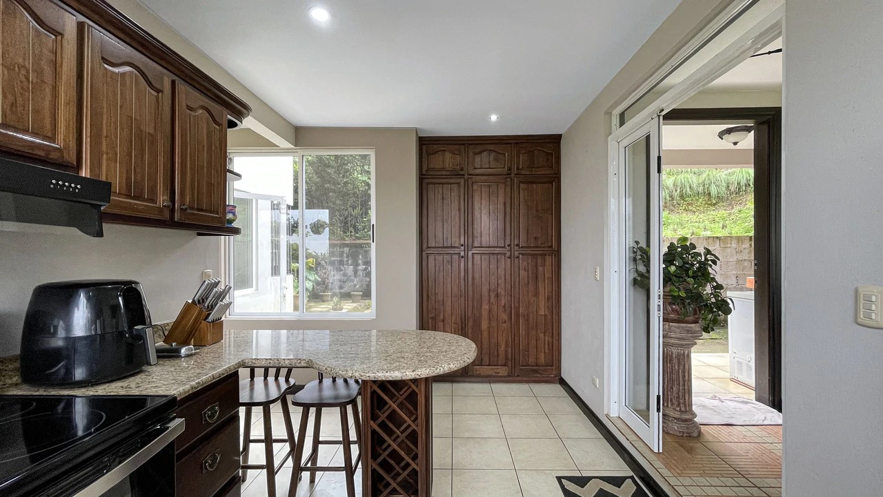 House for sale with large lots Grecia- San Isidro - Gallery image 5
