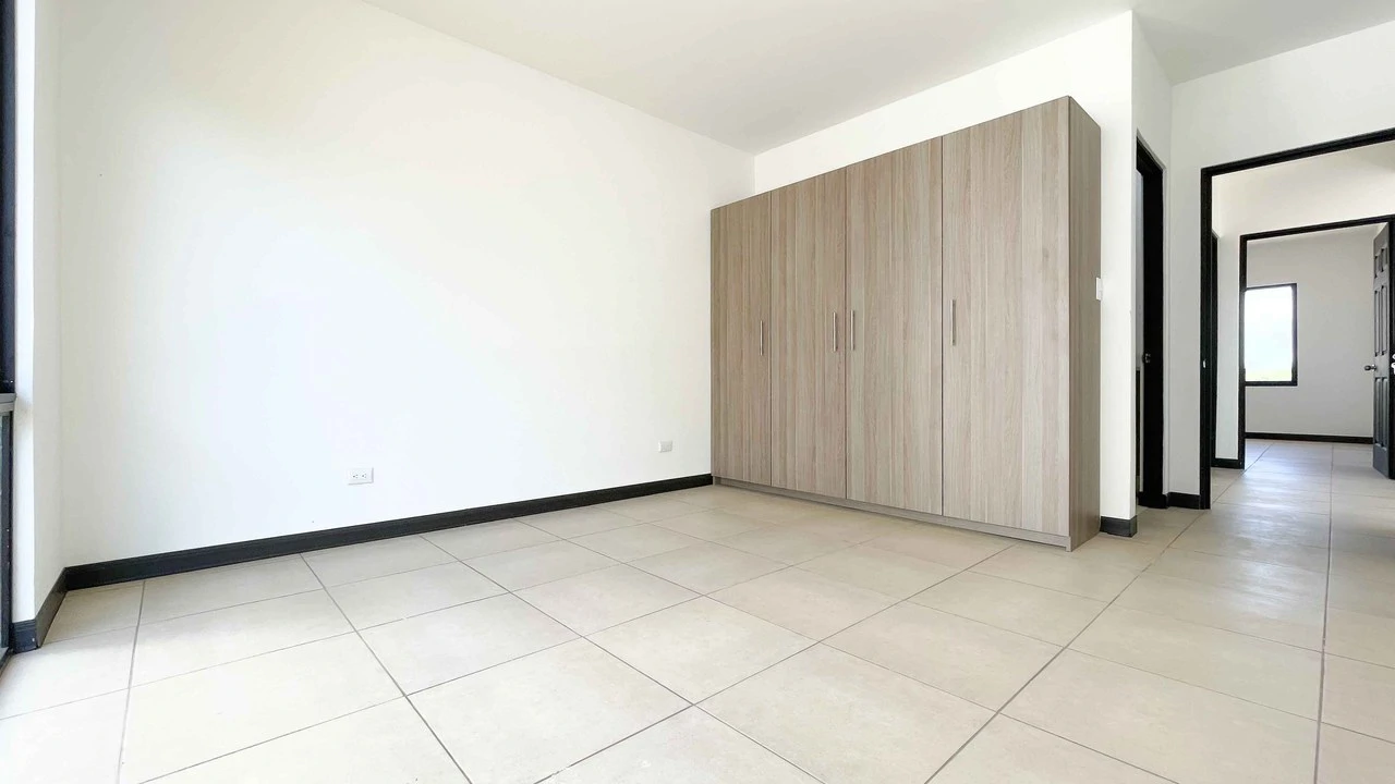Charming New House for Sale in Gated Community - Gallery image 10