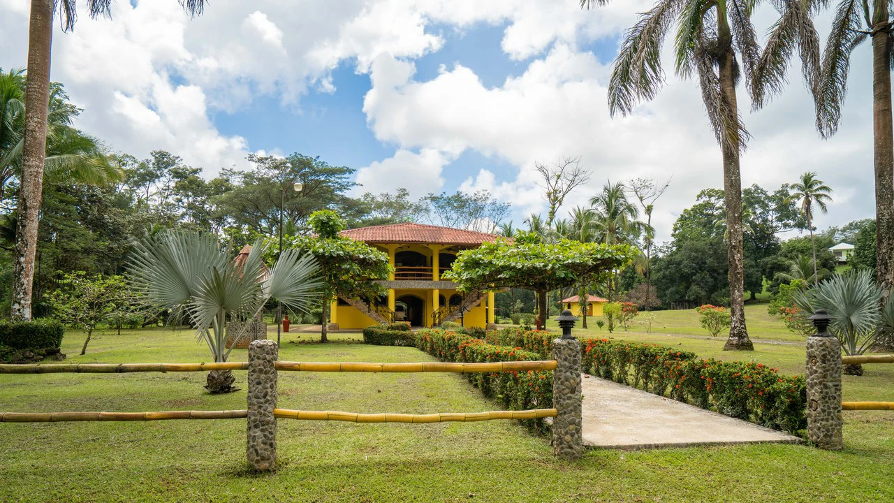 Stunning Tropical Home in Gated community with Hundreds of fruit trees: Mountain House For Sale in Naranjito - Gallery image 46