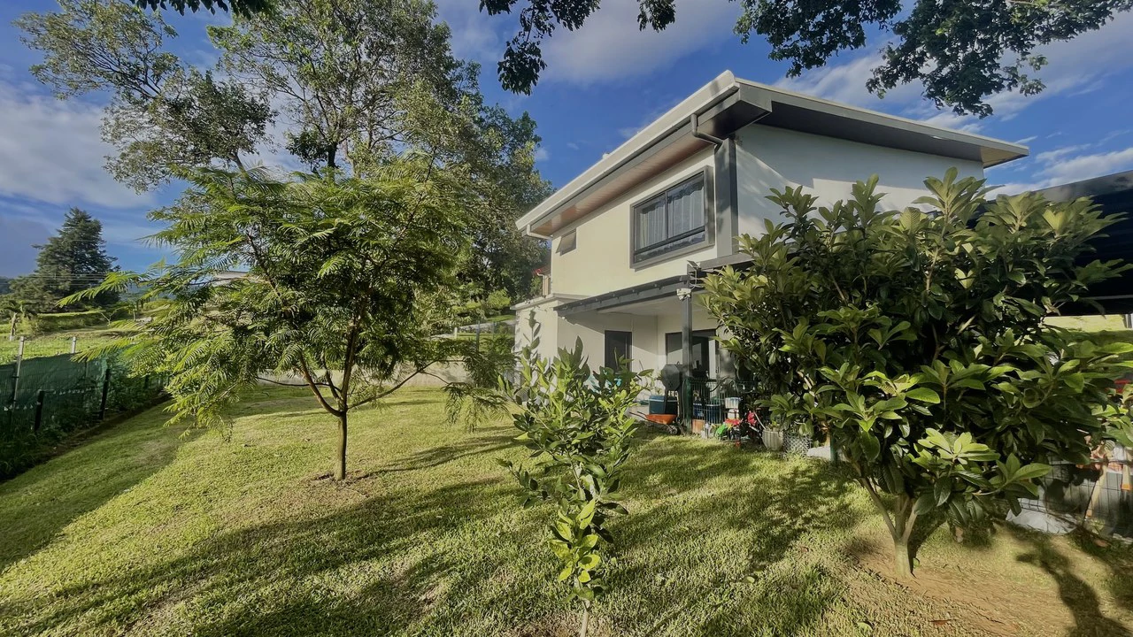 Casa 40 Grecia: Modern 4-BR Country Estate in Grecia | 4-Car Covered Garage, Solar Hot Water, First-Floor Bedroom & River Trails - Gallery image 4