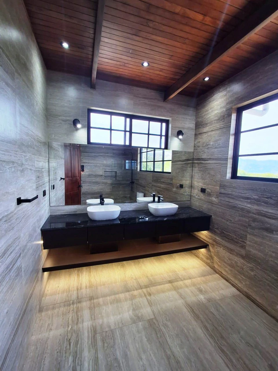 Move - In Ready Mansion: Impressive Luxury Smart Home with Pool - Gallery image 12