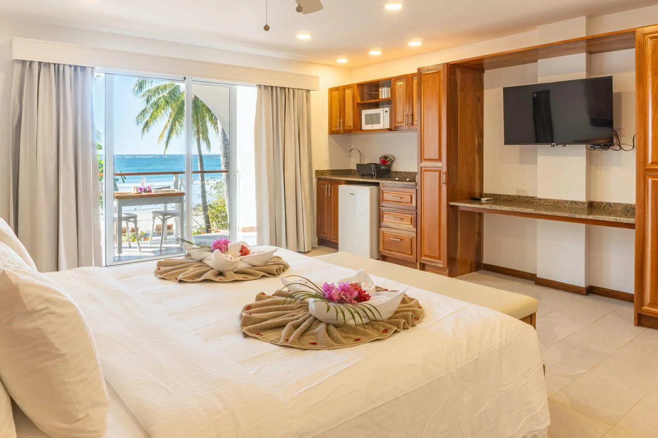 Beachfront Luxury Mixed Use Multi-Unit Residence - photo 7