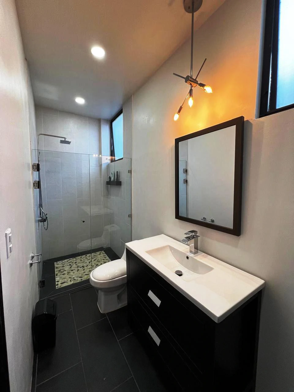 Hillside Living With Views!: Modern 3 bedroom home...Million Dollar Views! - Gallery image 7