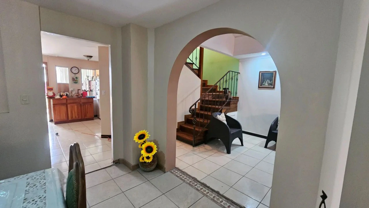 Spacious 6-Bedroom Family Home in Residencial Saint Clare, Moravia - Gallery image 24