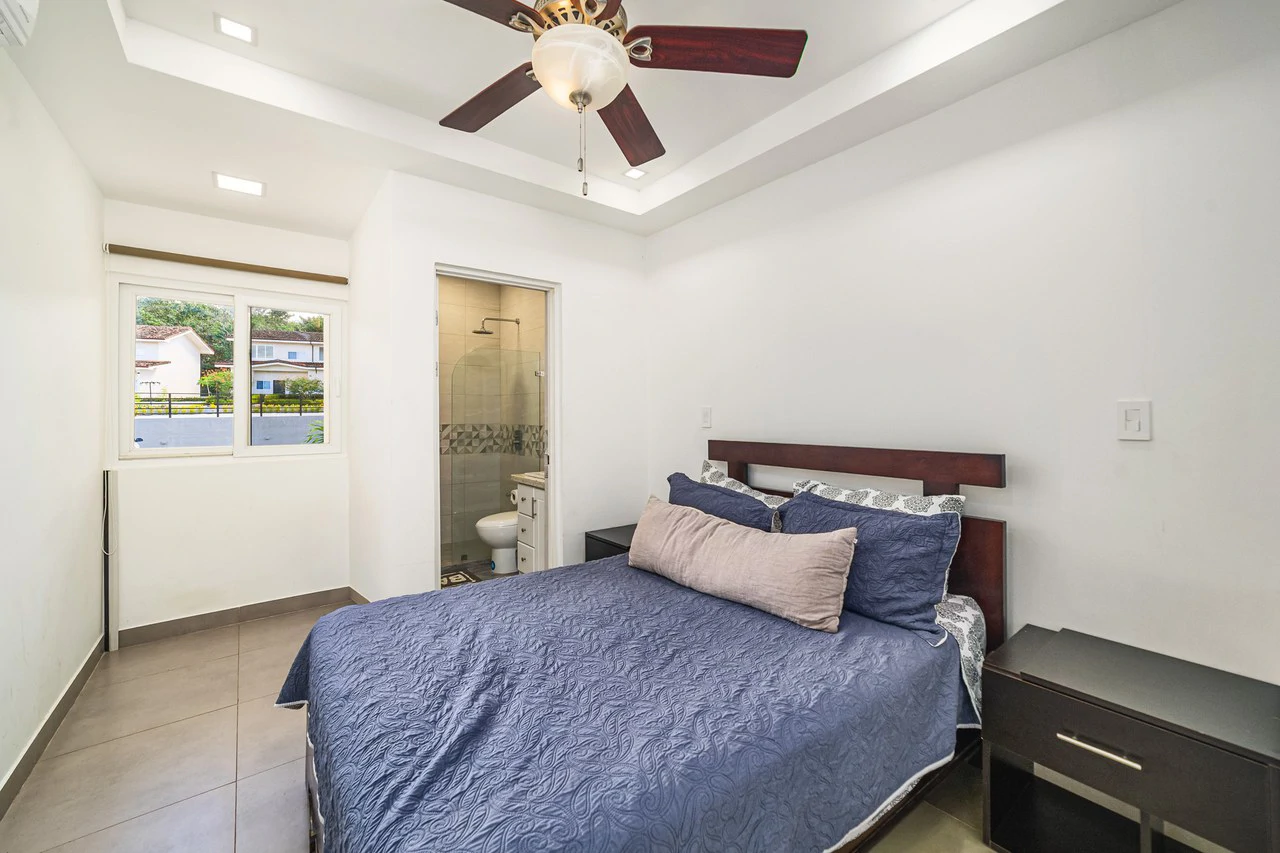 Jacarandas #11: Elegant Townhouse Minutes from the Beach - Gallery image 19