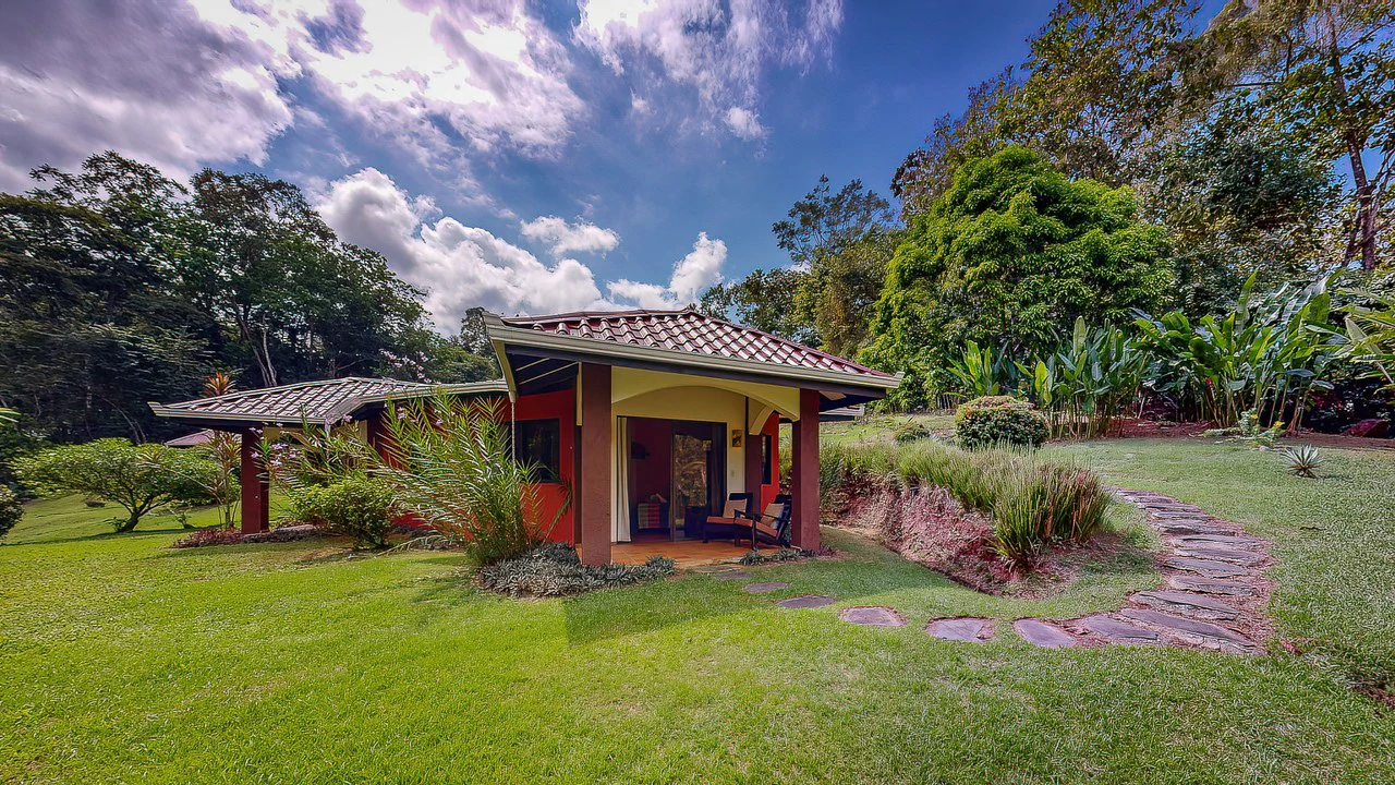 A TRANQUIL HAVEN: PRIME INVESTMENT OPPORTUNITY IN UVITA'S LUSH RIVER ENCLAVE: Mountain Hotel/Resort/Hostel For Sale in Uvita - Gallery image 6
