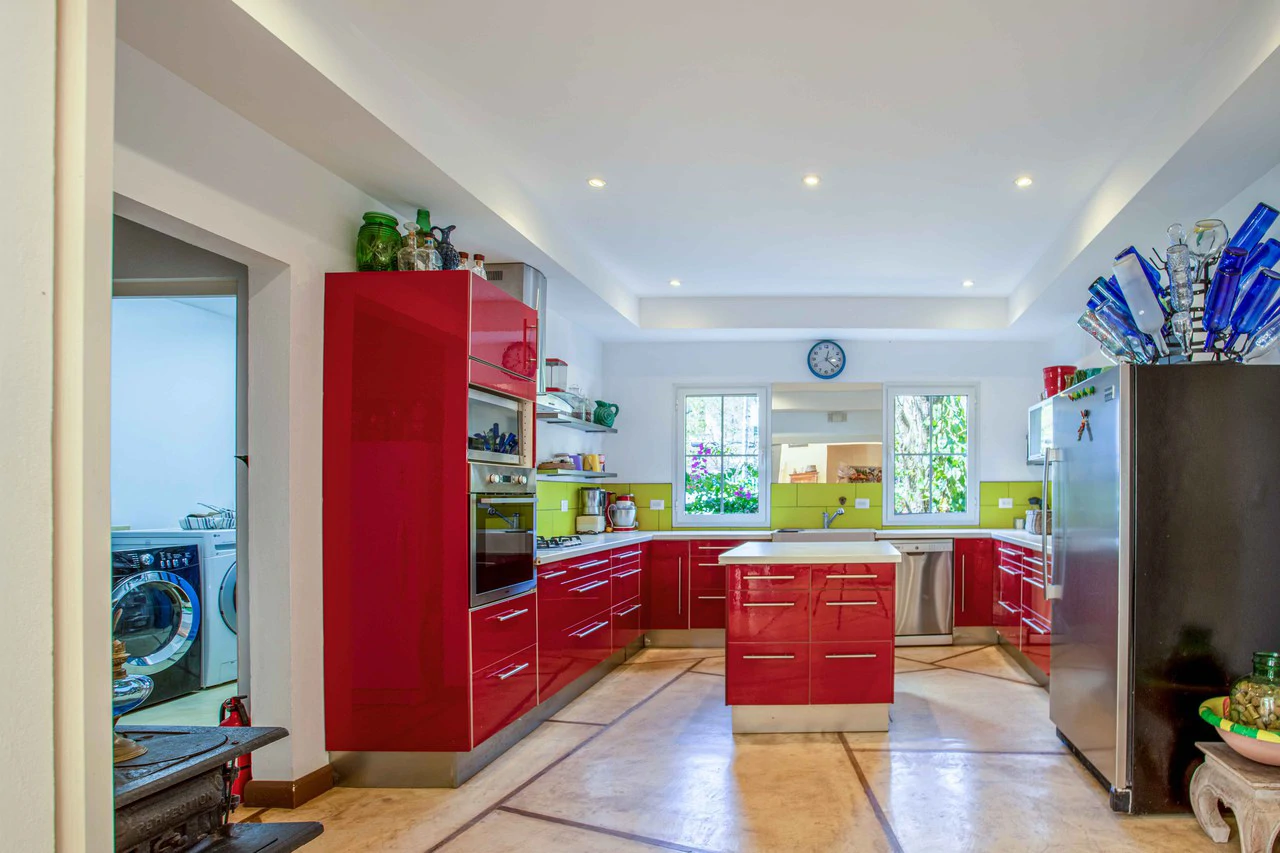 LUXURY PROPERTY HOUSE AND 5 APARTMENT SANTA ANA: Incredible property to live or invest. Ideal for single space. . This beautiful property measures 4857 m2 of lot with a street front of 23m2 and 432 m2 - Gallery image 15