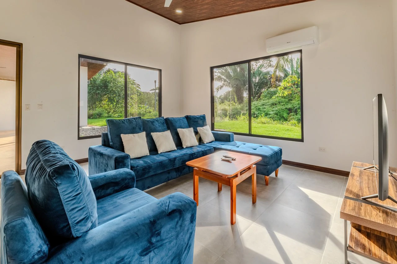 Brand New 3 Br, 2.5 Ba | Swimming Pool, High Ceilings - Gallery image 4