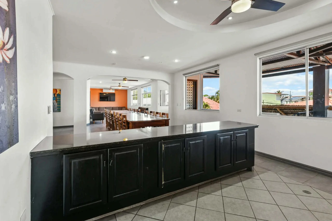 Tropical Paradise: 20-Room Private Vacation Rental Near Cocal Casino - Gallery image 18
