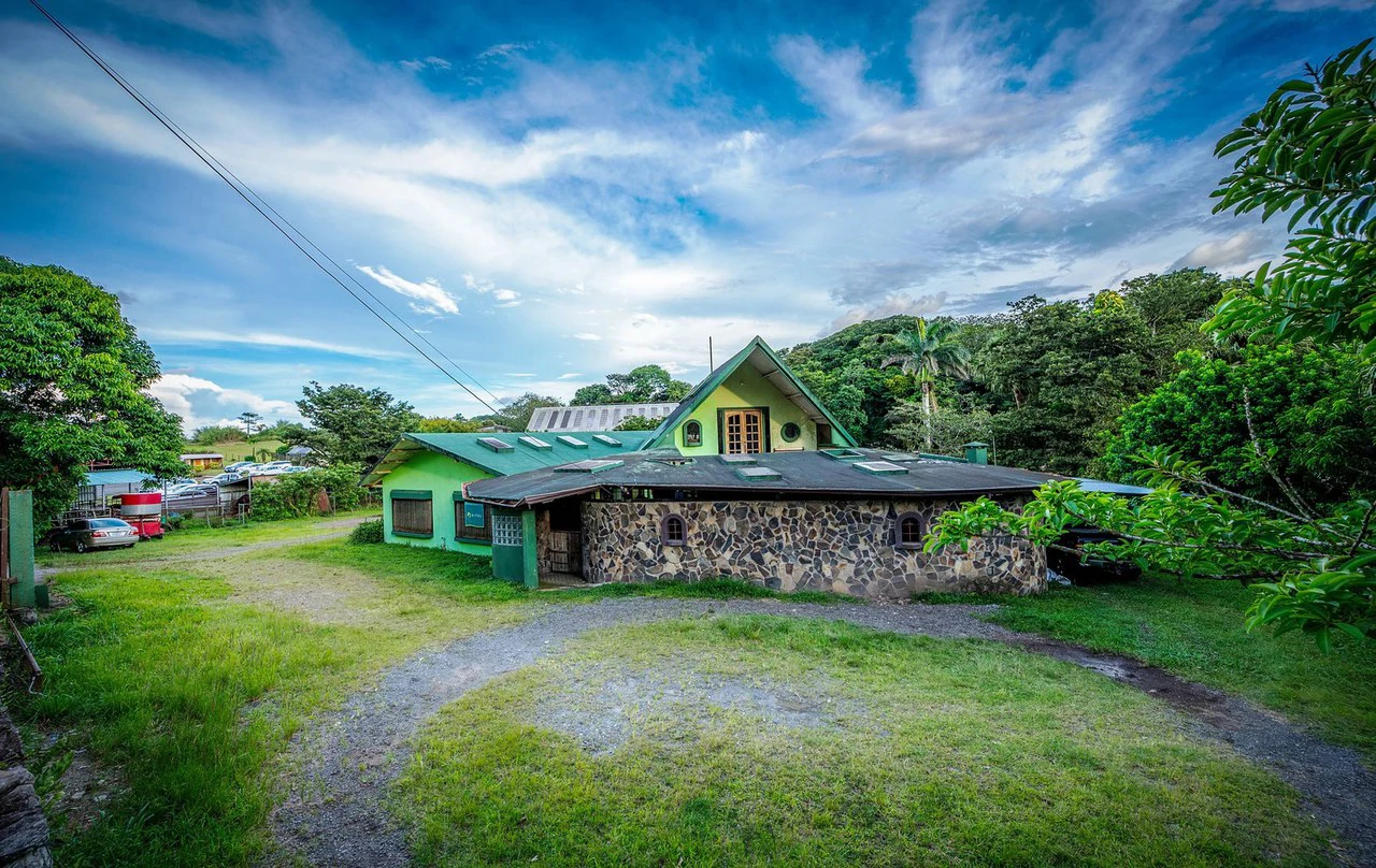 Five Corners Business Hub: Prime location on the main road surrounding Lake Arenal.. Commercial Potential ! - Gallery image 2