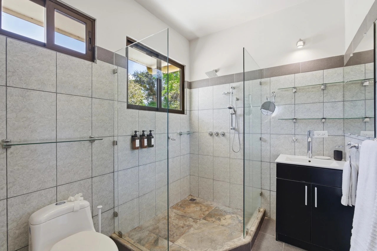 Casa Plumeria: Tropical 4-Bedroom Retreat with Pool Just Steps to Potrero Beach - Gallery image 14