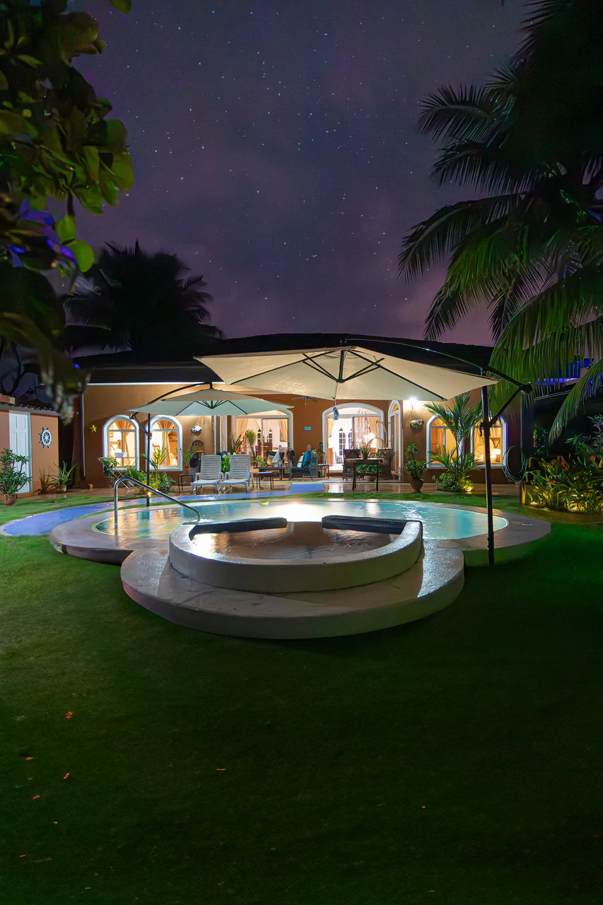 Amazing Casa Tiburon: Large Yard Walking Distance from the Beach!