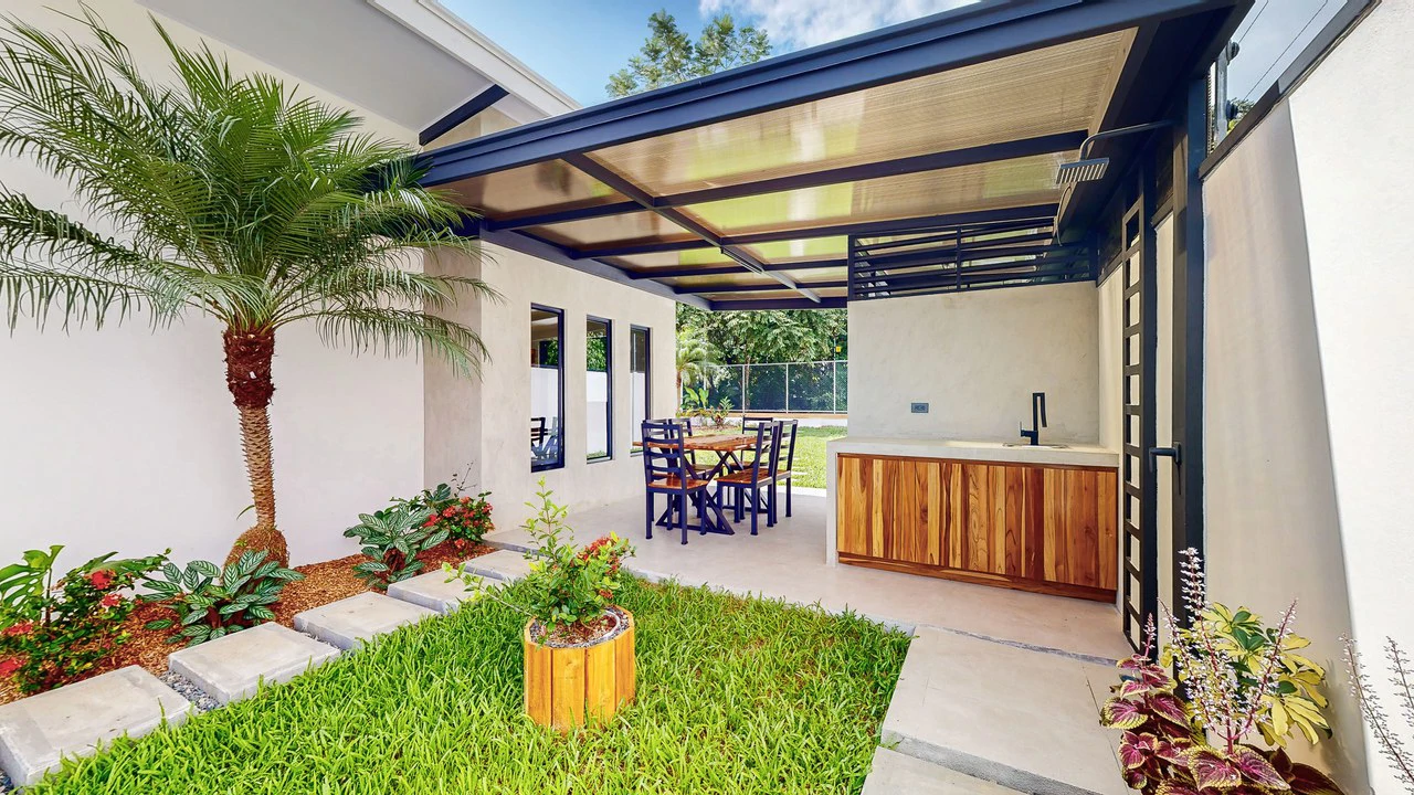 Brand New 3 bed, 2 Bath Home with creek and Jungle views. - Gallery image 18