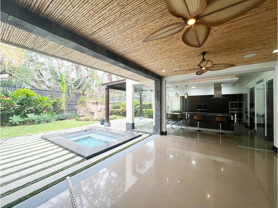 Hacienda Lindora: House For Sale in Lindora