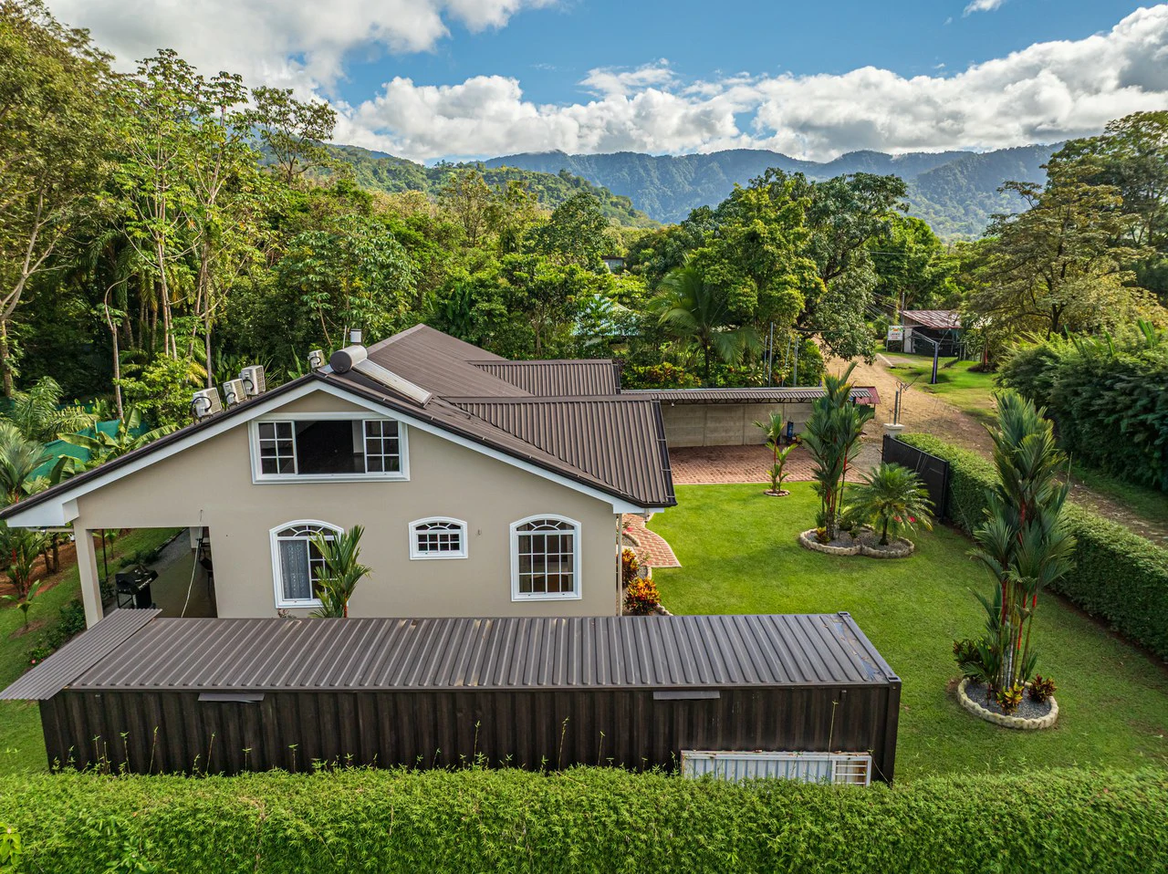 Exceptional 5-Bedroom Residence on Los Laureles Street – Prime Location & Versatile Layout - Gallery image 37