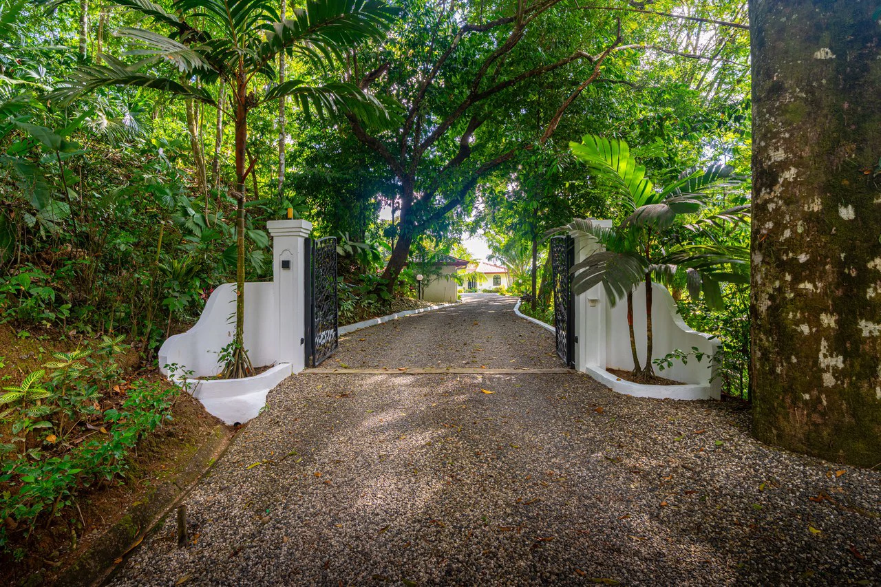 Villa Allamanda: Privacy Galore, Ocean, Jungle and Mountain Views - Gallery image 19