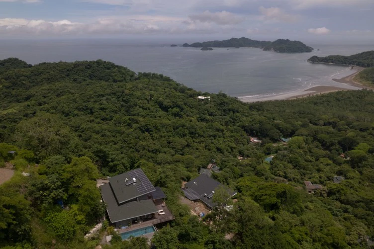 Coco: 3-Bedroom Forest-Side Home Near Playa Pájaros - Gallery image 11