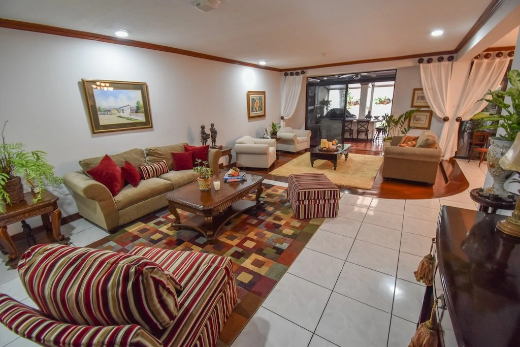 House For Sale in San Antonio - Gallery image 2
