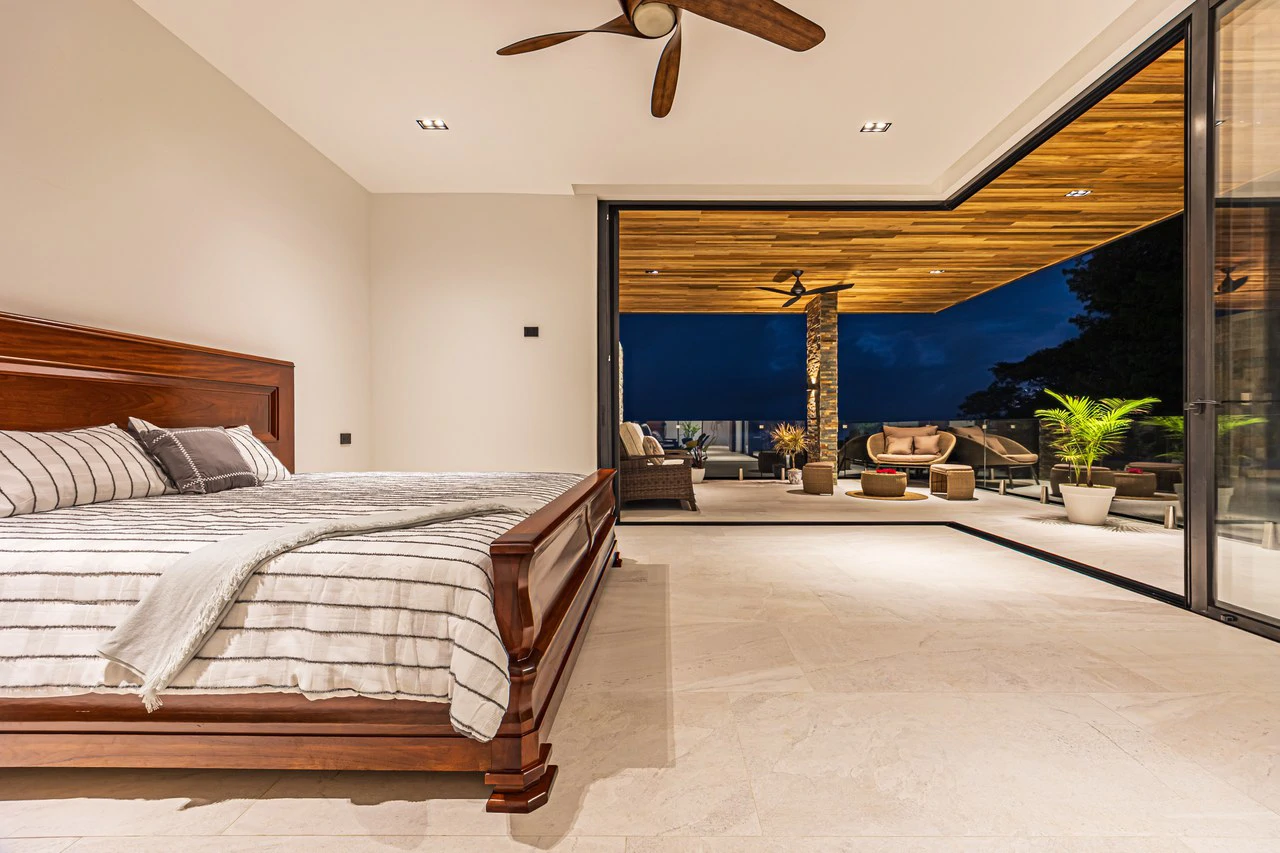 Casa Koules: Architectural 5-Bedroom Oceanview Estate in Prestigious Costa Verde Estates - Gallery image 21