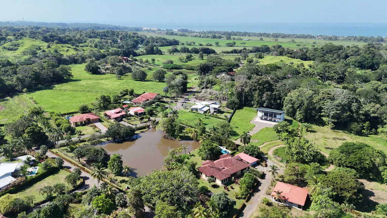 Tropical Luxury Estate with Private Lake, Pool & Prime Location Near Costa Rica’s Best Beaches: Near the Coast House For Sale in Parrita - Gallery image 7