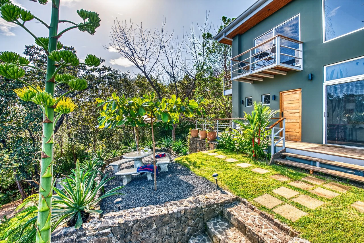 Casa Pochote: Artisan Luxury Villa Near Tamarindo | Pool, Jacuzzi & Langosta Beach Club Membership Included - Gallery image 21