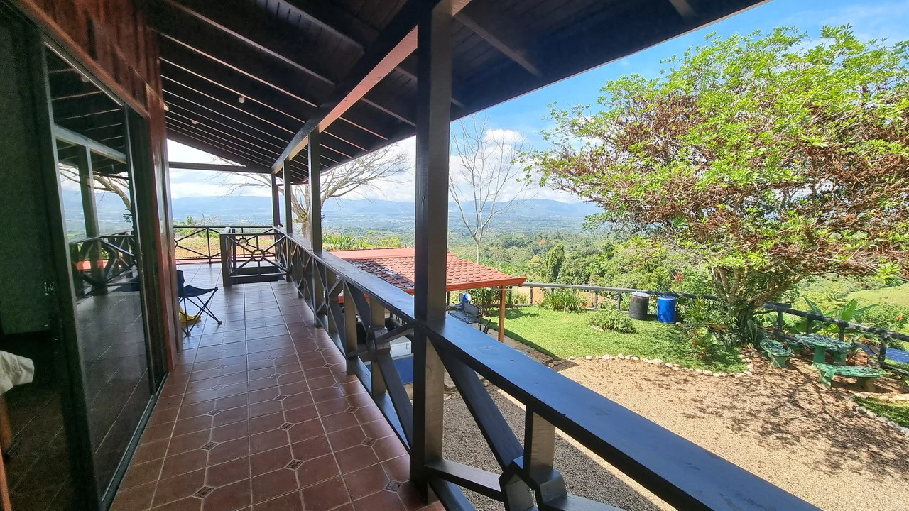 CASA SANTA ELENA: BEAUTIFUL HOUSE FOR SALE, WITH AMAZING VIEWS, 4 BDRM IN THE HEART OF SANTA ELENA - Gallery image 3