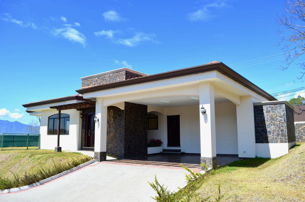 Mountain House For Sale in San Isidro
