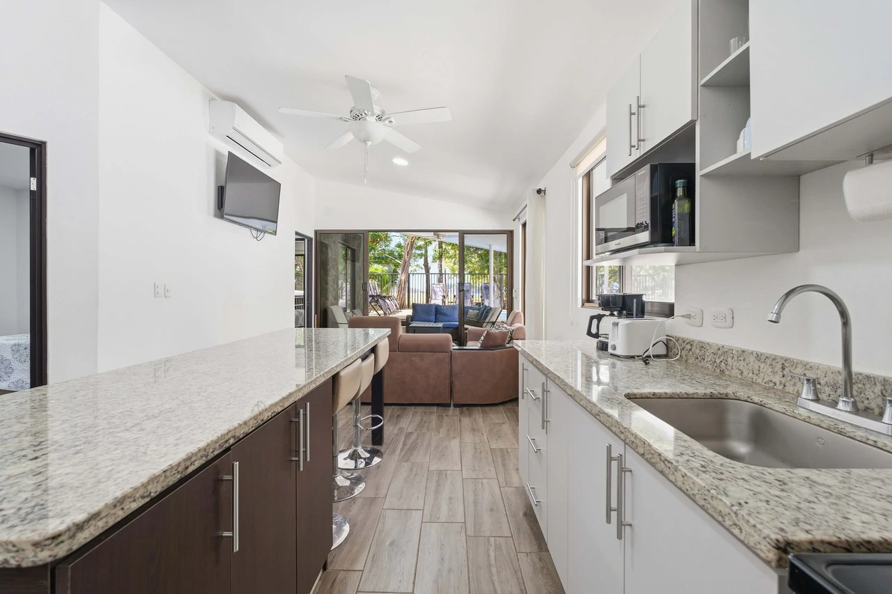 Three Mermaids: Beachfront 10-Bedroom Pod-Style Residence with Pool in Playa Flamingo - Gallery image 6