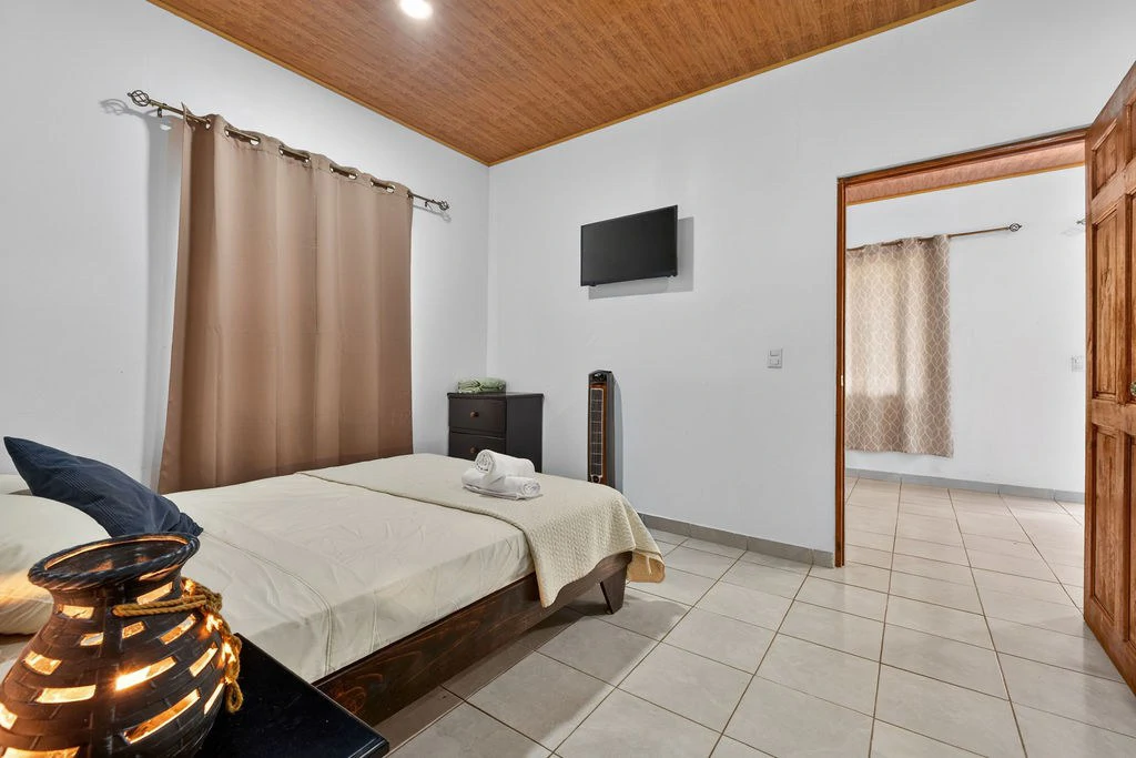 Villa Los Monos: High-Income 9-Unit Rental Property Near Playa Grande - Gallery image 18