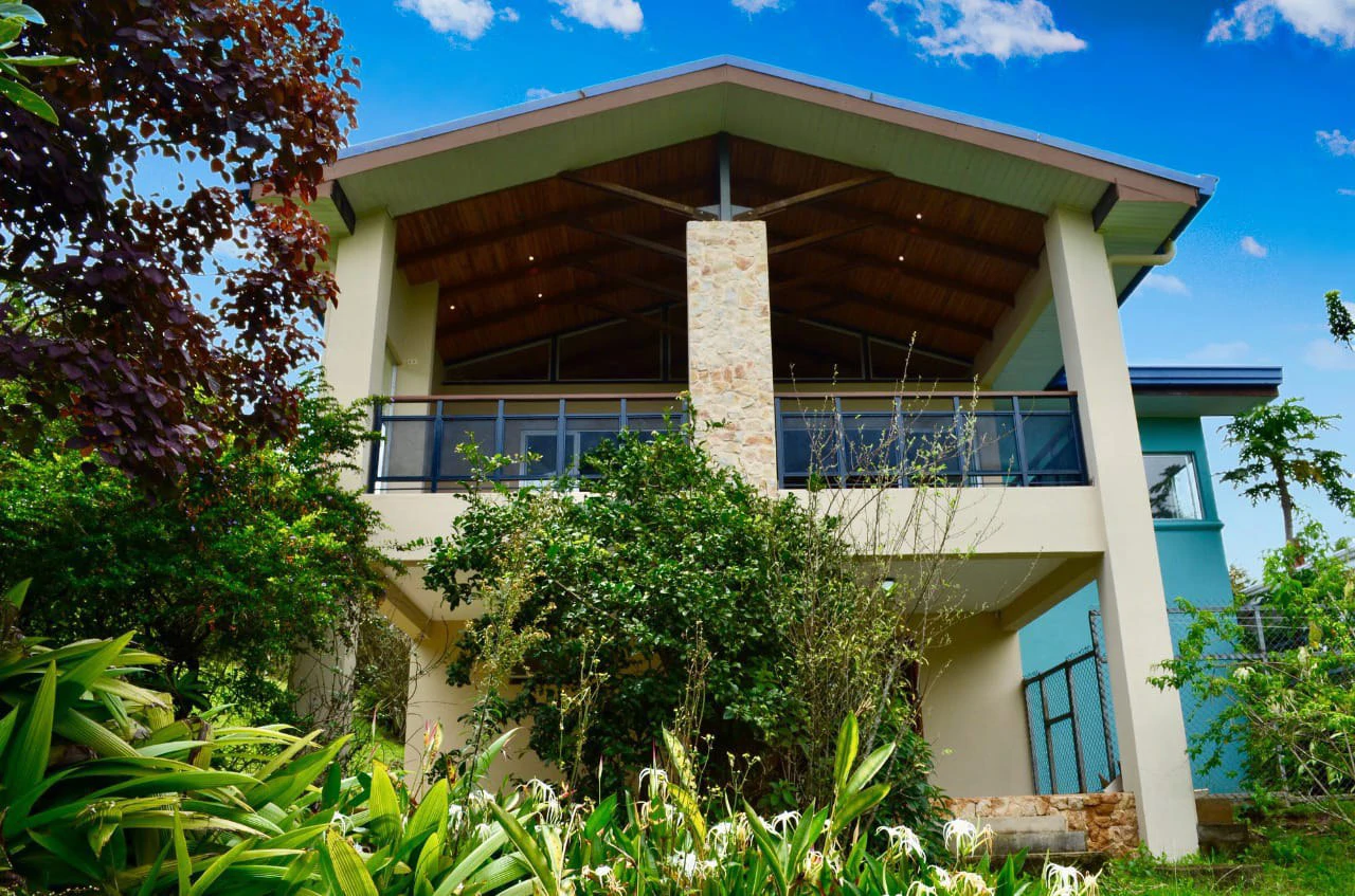 Mountain modern house in San Isidro, Costa Rica - Gallery image 2