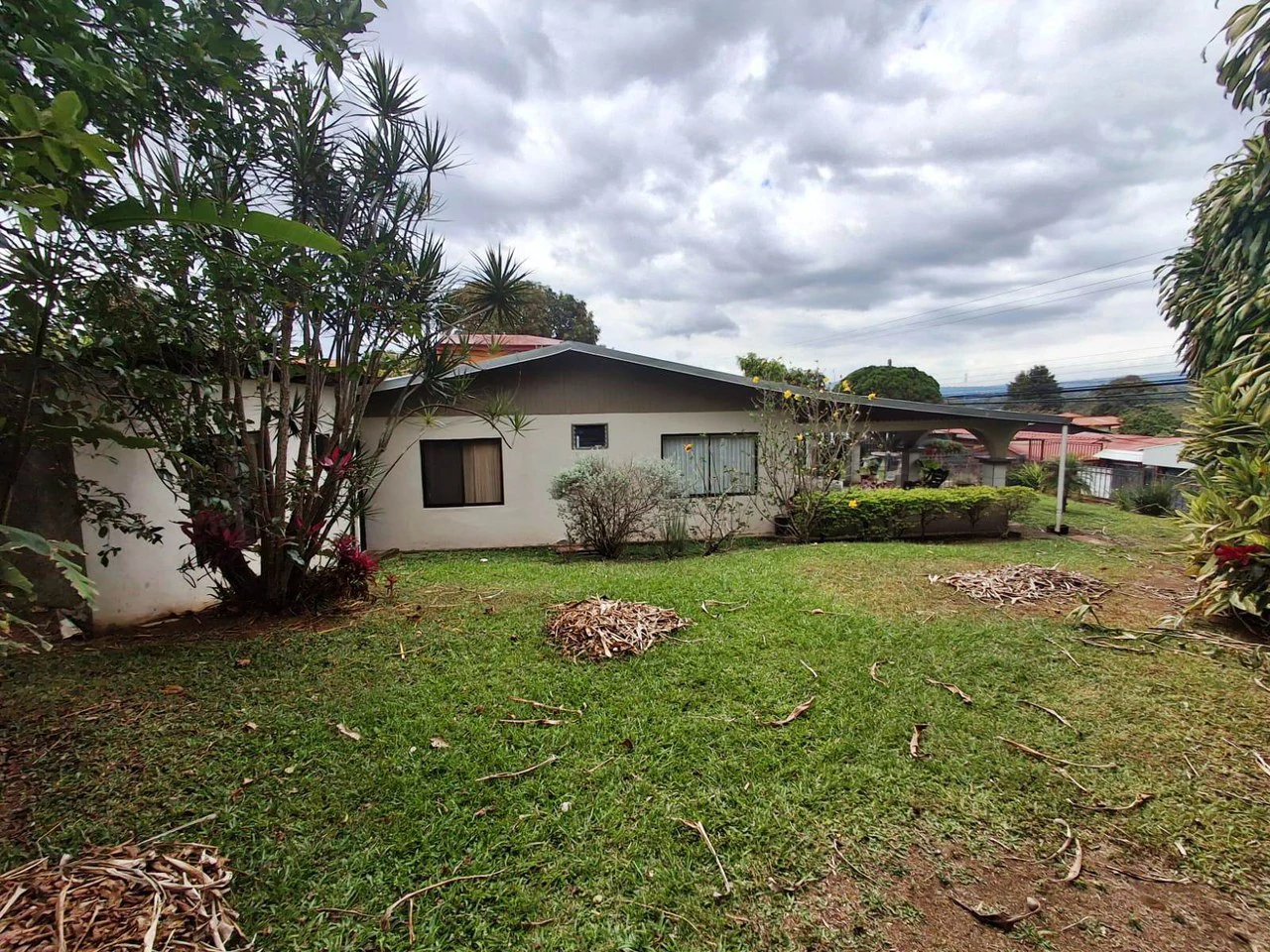 Casa Convenience: Grecia Garden Home on Large Lot + Rental Apartment! - Gallery image 17