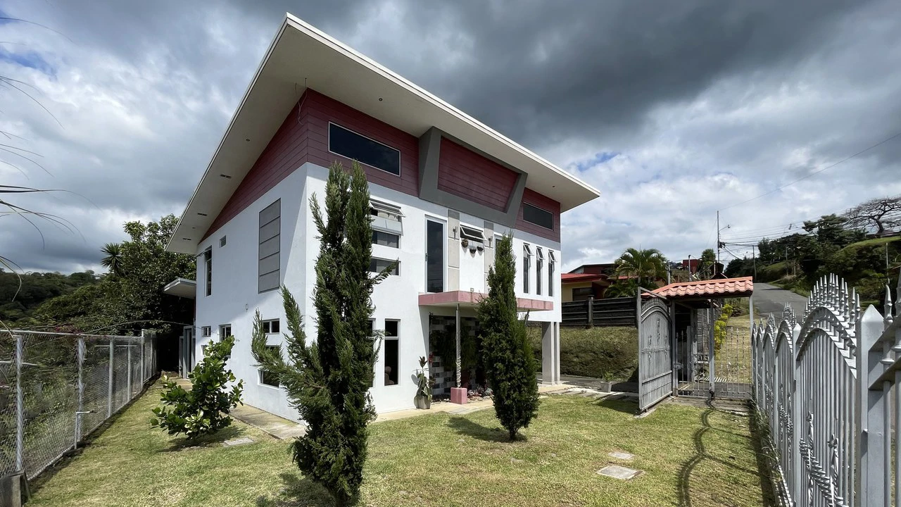 Mountain House For Sale in Grecia - Gallery image 2