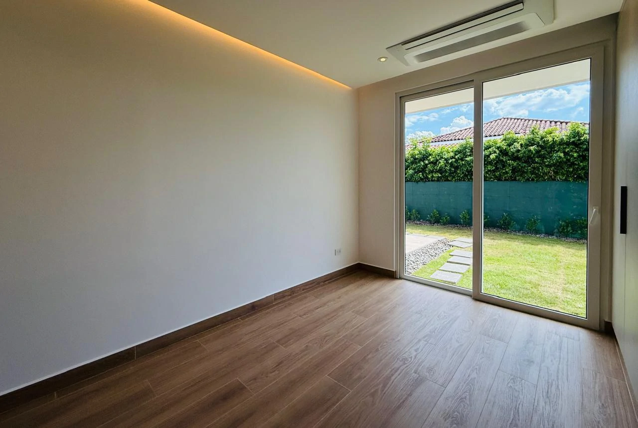 One-Story House with Pool for Sale in Bosques de Lindora Condominium - Gallery image 15