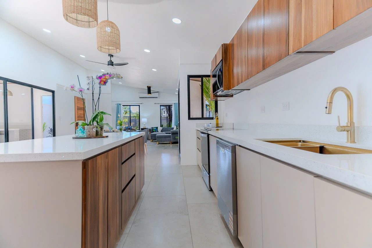 Location,Location, Location – 3-Bedroom Villa Steps from the Beach - photo 2