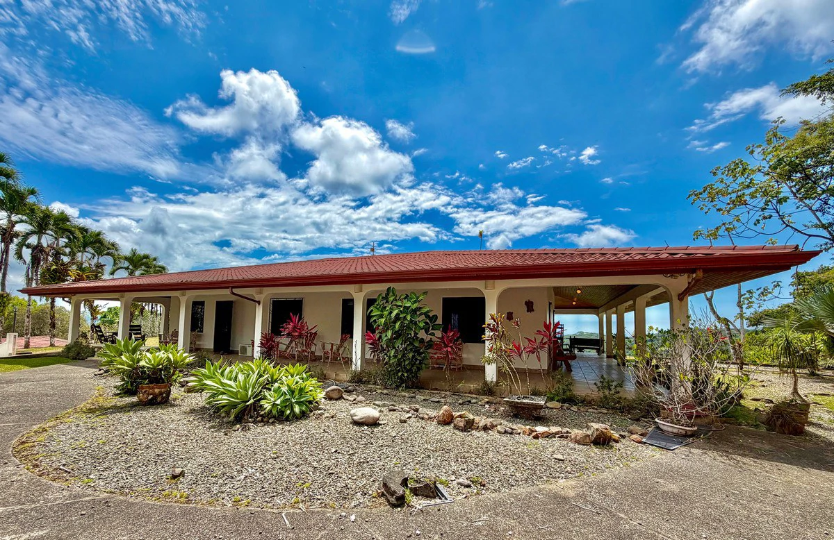 3.64 ACRES - 3 Bedroom Home With Expansive Ocean Views, Multiple Areas to Build, Public Road With Commercial Potential, 10min to the Beach!! - Gallery image 9