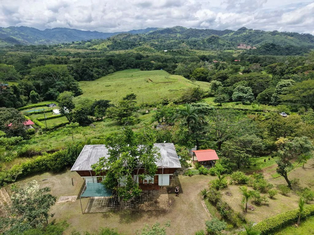 Casa Del Toro: Charm and Serenity in the Hills of Hojancha – 5-Bedroom House with Pool and Bungalow - Gallery image 4