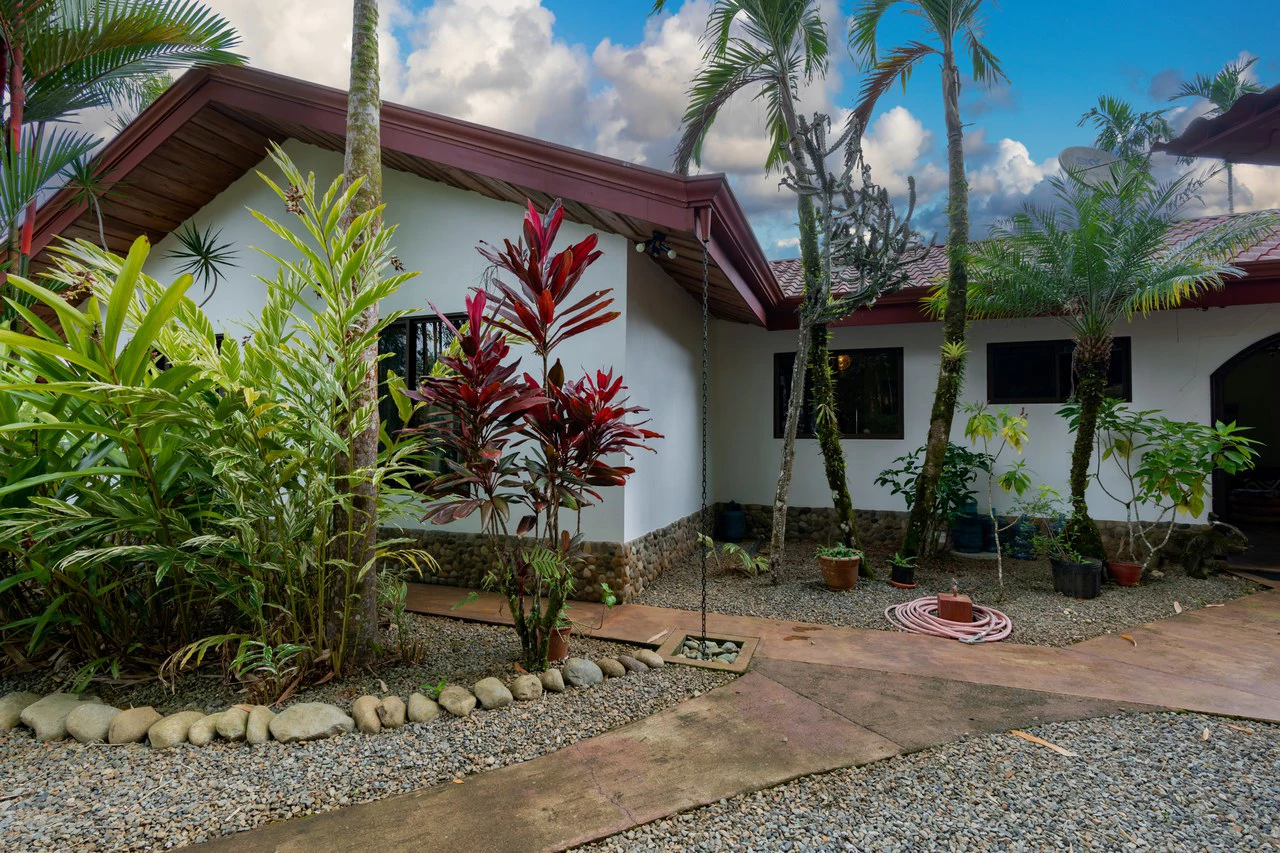 5 Bedroom Mountain Retreat Minutes from the Beach Platanillo Costa Rica - Gallery image 9