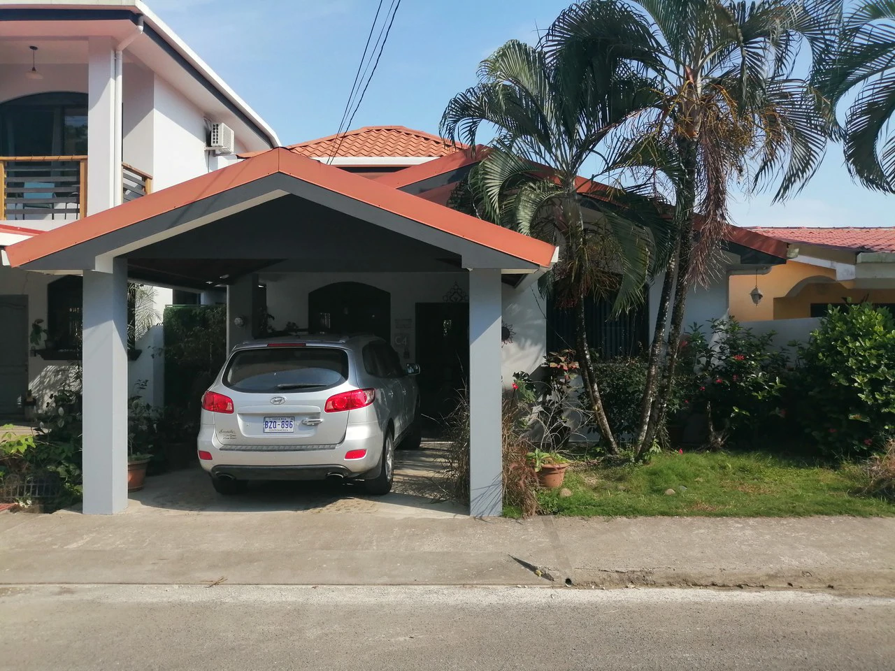 Wonderful and Updated Bungalow Close to the Beach!: Great location with access to a large community pool! - Gallery image 2