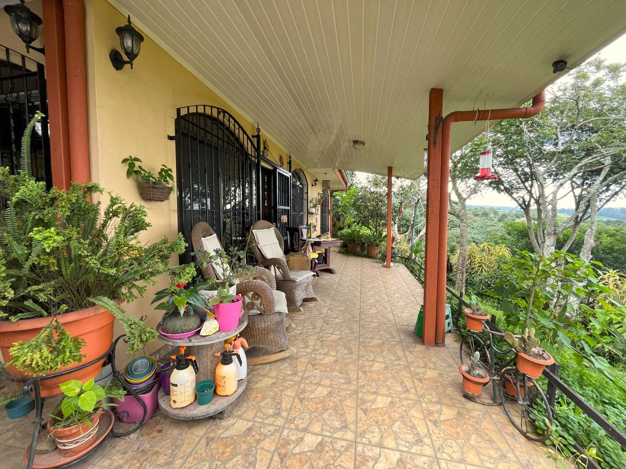 Hillside House with breathtaking Panoramic Valley Views in Santa Bárbara, Heredia: Tranquil Hillside Home - Gallery image 3
