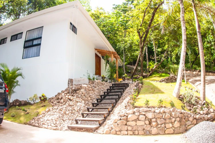 Coco: 3-Bedroom Forest-Side Home Near Playa Pájaros - Gallery image 35