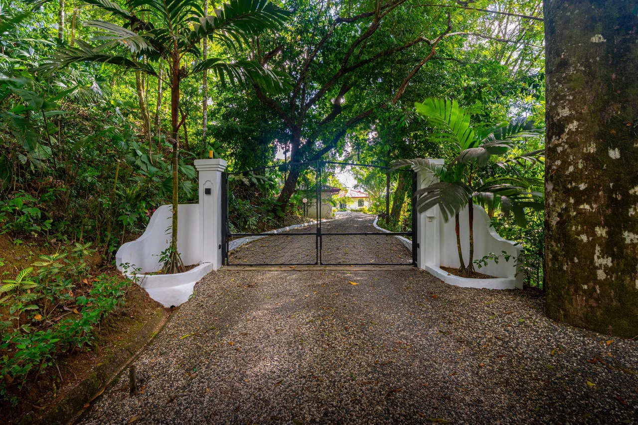 Villa Allamanda: Privacy Galore, Ocean, Jungle and Mountain Views - Gallery image 20