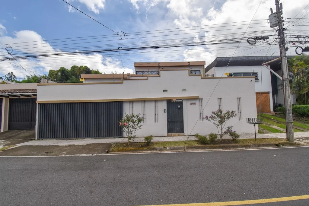 Casa de 3 Habitaciones + Oficina en Pinares: House For Sale in Pinares