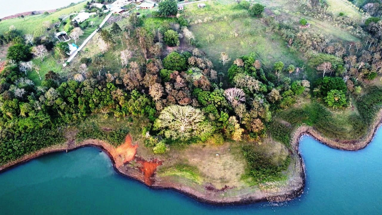 10.350 m2 Lakefront Property on Lake Arenal: Lakefront - 200 m2 bungalow with 10,350 m2 private land (building land) on Lake Arenal - Gallery image 2