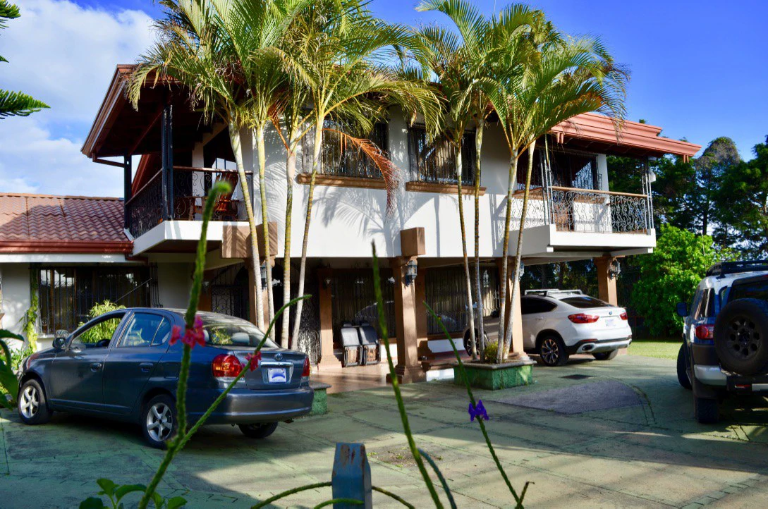 Spectacular 4BR House for sale in San Rafael - Heredia, ideal for a large family, or for those looking for a rental income option! - Gallery image 3