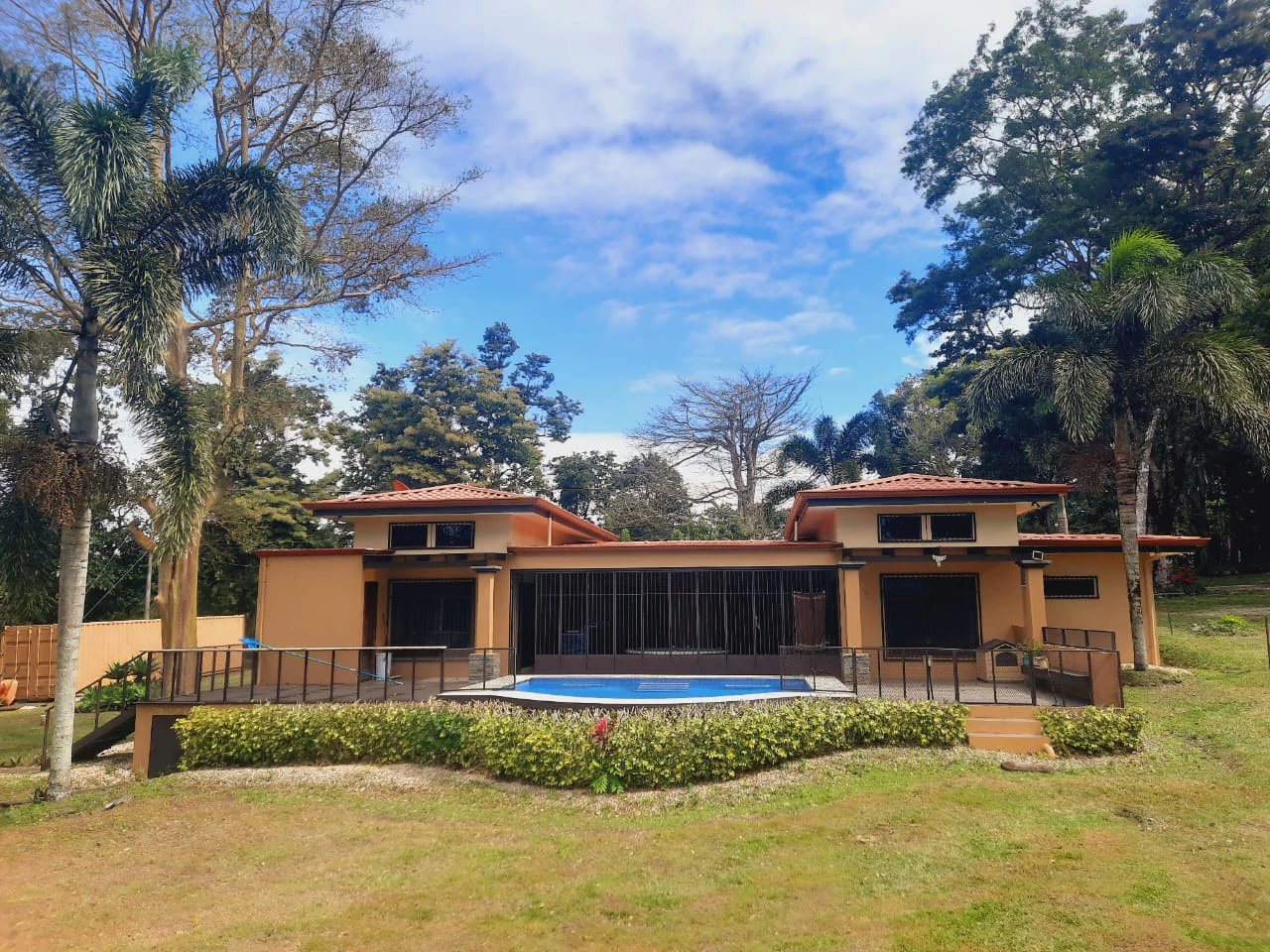 LA TOSCANA - Mediterranean Style Luxury Home on Lake Front Property. - Gallery image 6