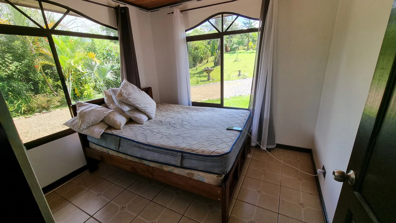 CASA SANTA ELENA: BEAUTIFUL HOUSE FOR SALE, WITH AMAZING VIEWS, 4 BDRM IN THE HEART OF SANTA ELENA - Gallery image 12