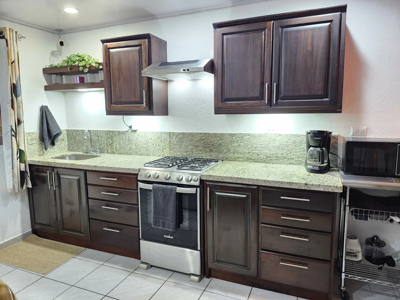 Artistic in Jaco- Quiet and Private 4br/2ba: Walk to the beach, stores, restaurants and the famous Jaco nightlife! - photo 7